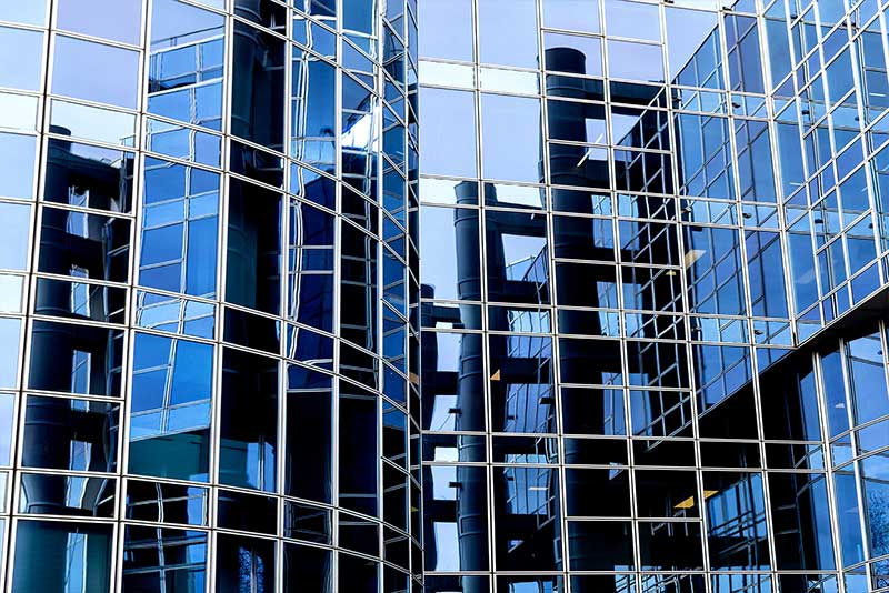 Reflexions on the facade of the ESCP Champerret campus