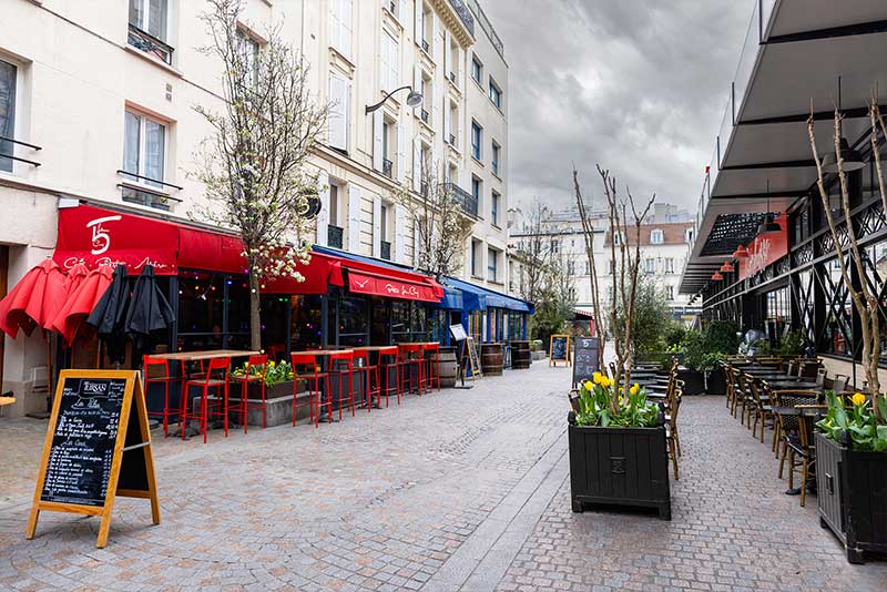 Restaurants and bars close to the campus