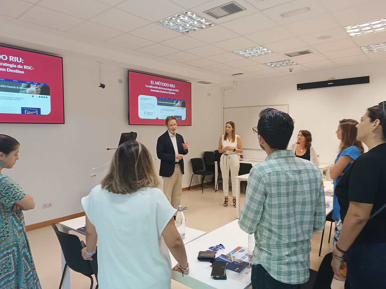 Student in classroom RIU with Prof. José Ramón Cobo