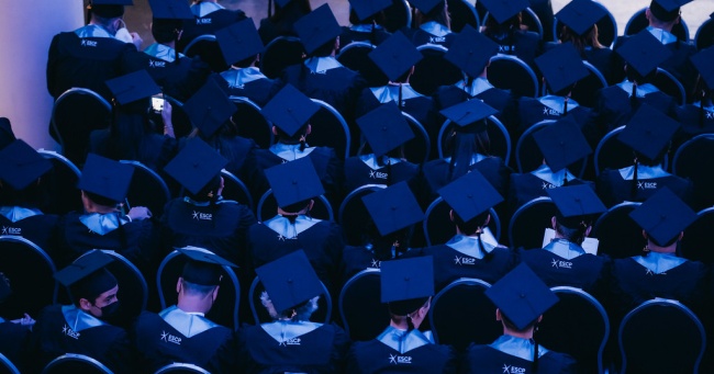 Cérémonie beaucoup d'étudiants 