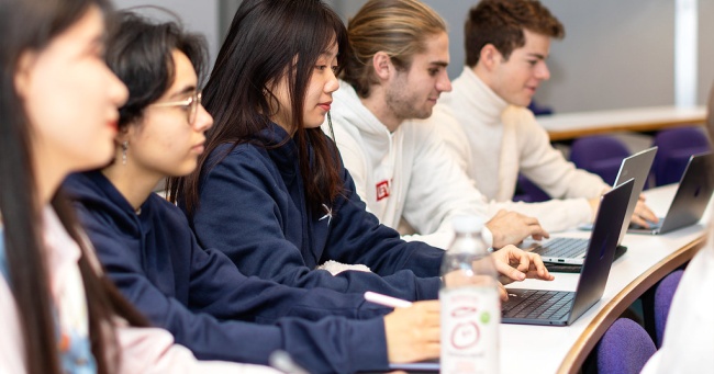 Étudiants qui assistent à un cours.